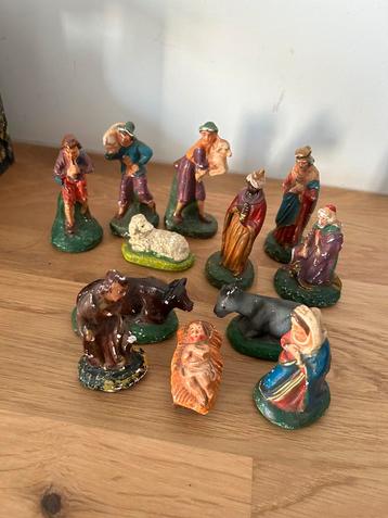 Hele oude Kerststal met beeldjes beschikbaar voor biedingen