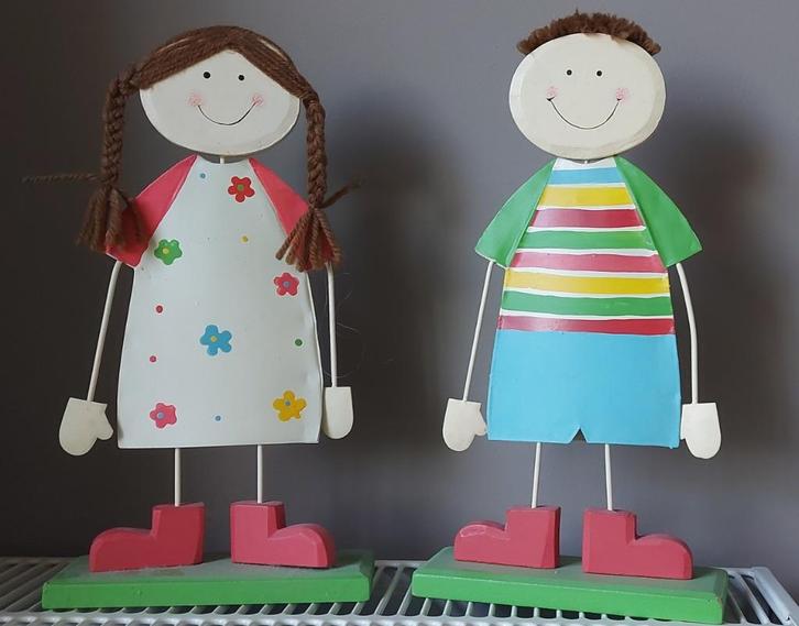 2 beeldjes: 1 meisje, 1 jongen in hout en metaal, Kinderen en Baby's, Kinderkamer | Inrichting en Decoratie, Zo goed als nieuw