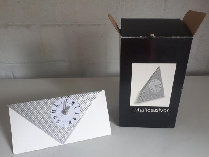Zilveren klok, Huis en Inrichting, Woonaccessoires | Klokken, Nieuw, Wekker of Tafelklok, Analoog, Ophalen of Verzenden