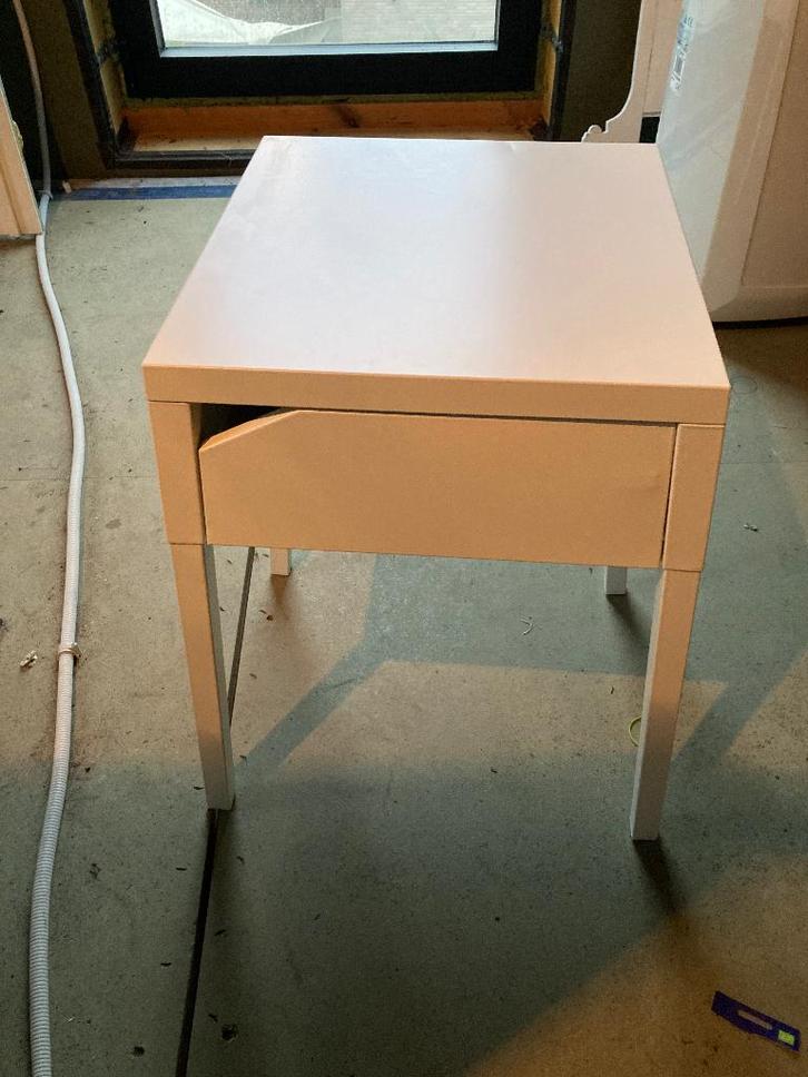 Table de chevet IKEA, Maison & Meubles, Chambre à coucher | Tables de chevet, Utilisé, 55 à 70 cm, Moins de 45 cm, Métal ou Aluminium
