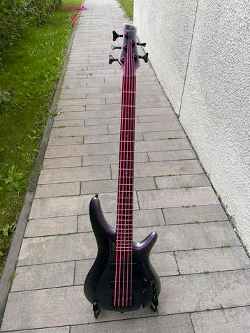 A vendre, guitare basse 5 cordes Ibanez SR505E