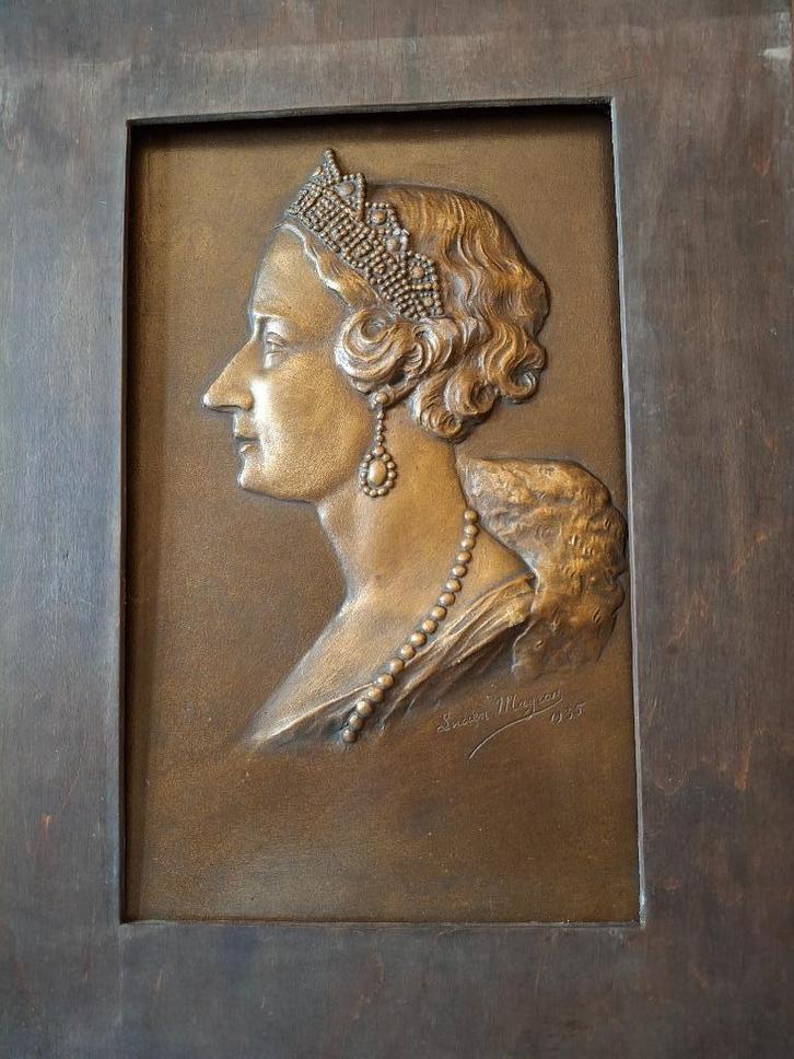 Relief beeld Koningin Astrid  1935, Verzamelen, Koningshuis en Royalty, Gebruikt, Overige typen, Ophalen of Verzenden
