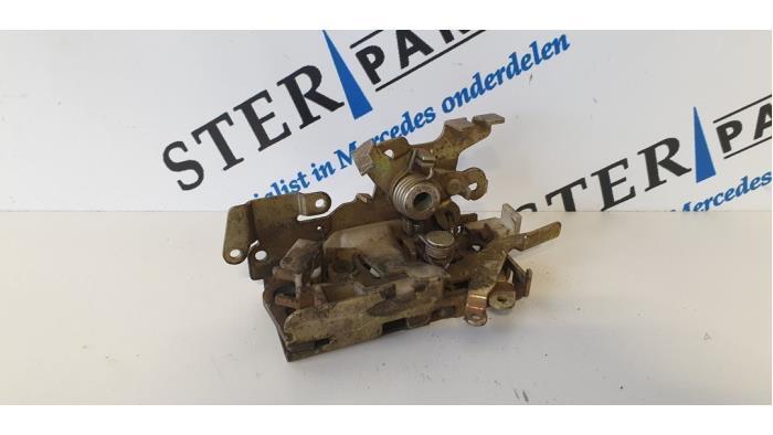 Deurslot Mechaniek 2Deurs rechts van een Mercedes Vito, Auto-onderdelen, Carrosserie, Mercedes-Benz, Gebruikt, 3 maanden garantie