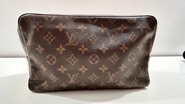 Louis Vuitton Trousse toiletry pochette, Handtassen en Accessoires, Toilettassen, Gebruikt, Heer of Dame, Bruin, Ophalen of Verzenden