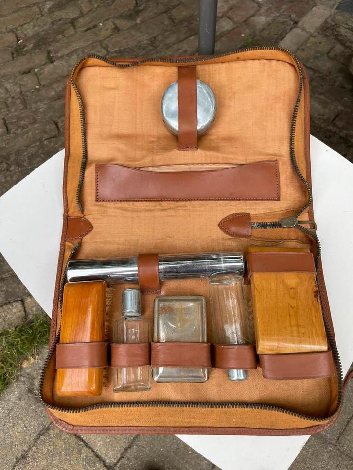Vintage heren reisset in lederen etui – compleet (‘50/‘60), Antiek en Kunst, Antiek | Woonaccessoires, Ophalen