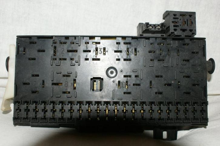 Vw golf 2 zekerings - relais - plongkast, Auto-onderdelen, Elektronica en Kabels, Volkswagen, Gebruikt, Ophalen of Verzenden