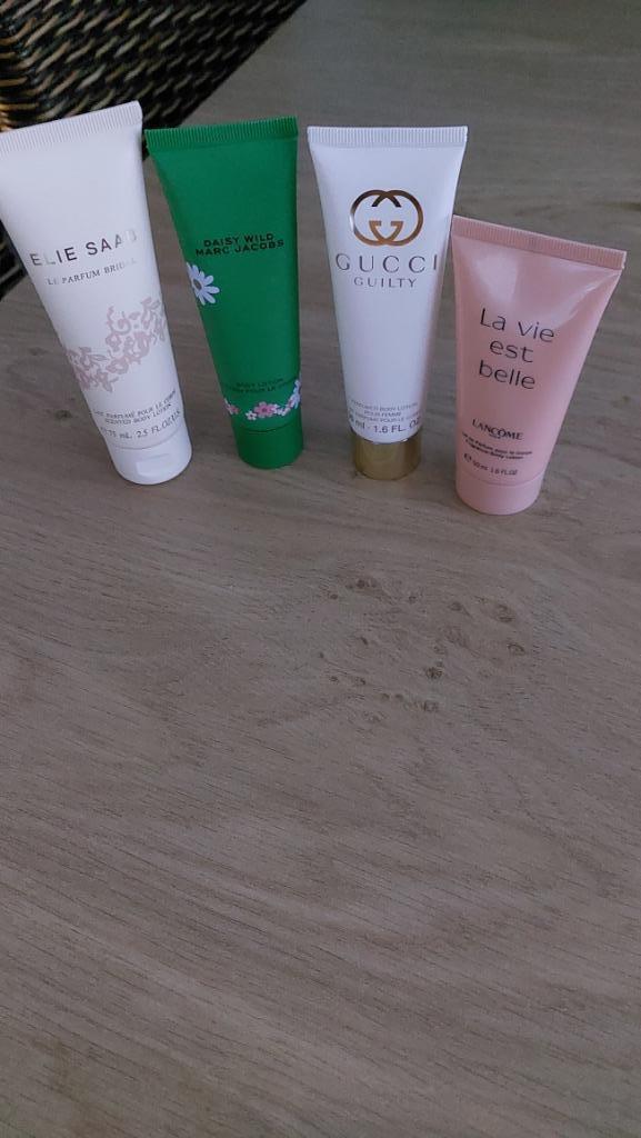 Lotions parfumées pour le corps (voir description)., Handtassen en Accessoires, Uiterlijk | Lichaamsverzorging, Nieuw, Bodylotion, Crème of Olie