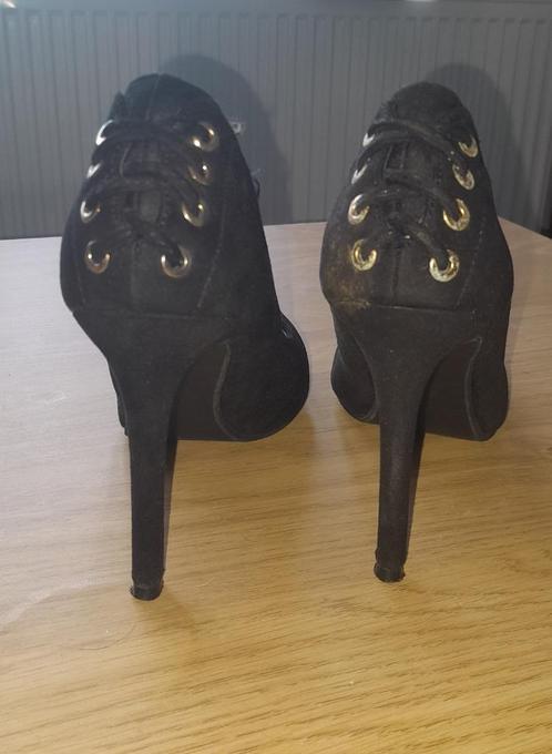 Zwarte pumps met sierveter, Kleding | Dames, Schoenen, Nieuw, Pumps, Zwart, Ophalen of Verzenden
