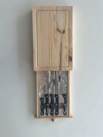 Houten snijplank met messen beschikbaar voor biedingen