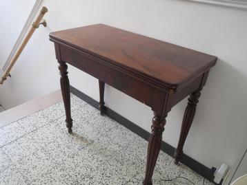 Table de bridge avec plateau rabattable beschikbaar voor biedingen