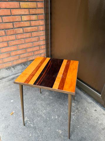 Vintage tafeltje beschikbaar voor biedingen