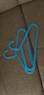 33 gekleurde kleerhangers, Ophalen, Zo goed als nieuw