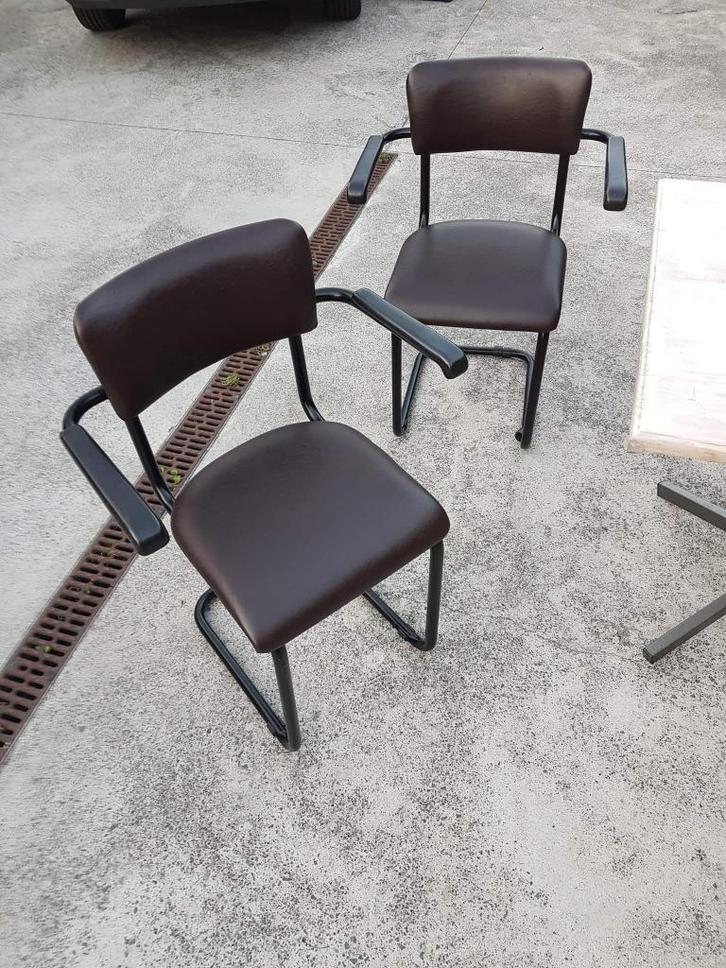 2x slede stoel, met armleuningen, en/of tafel vierkant, Huis en Inrichting, Stoelen, Zo goed als nieuw, Twee, Ophalen