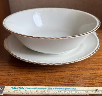 12 Borden en 3 schotels met gouden randje beschikbaar voor biedingen