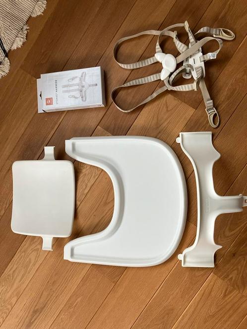 Stokke Tripp Trapp babyset met harnas en tafeltje wit, Enfants & Bébés, Chaises pour enfants, Comme neuf, Enlèvement