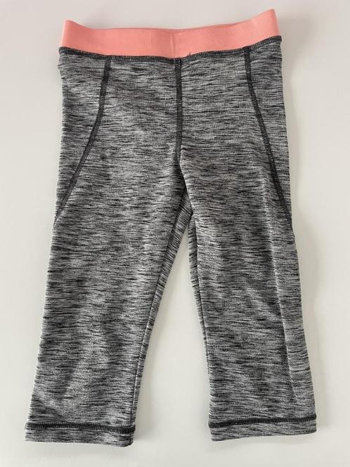 Legging de sport trois-quarts gris taille 110/116, en parfai, Enfants & Bébés, Vêtements enfant | Taille 116, Comme neuf, Fille