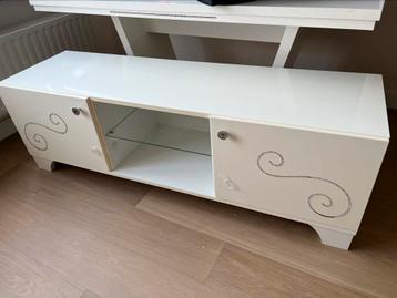 Eettafel met stoelen en tv kast te koop
