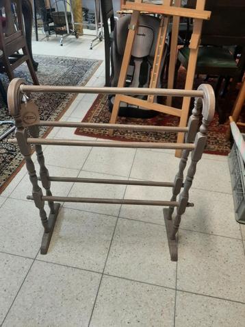 Porte serviette en bois patiné  beschikbaar voor biedingen