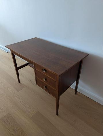 Vintage bureau beschikbaar voor biedingen