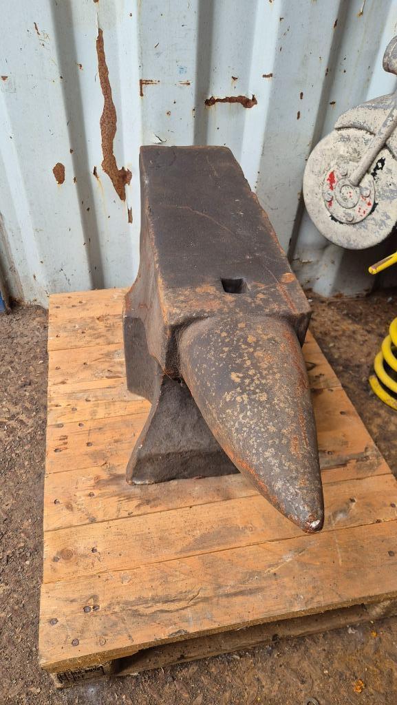 PT002_Aambeeld 275KG, Doe-het-zelf en Bouw, Gereedschap | Handgereedschap, Gebruikt, Ophalen