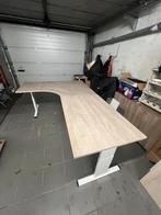 Bureau L Oak light met wit onderstel 240x168, Ophalen, Zo goed als nieuw, Bureau