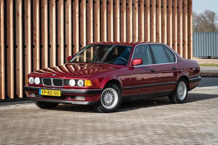 BMW 730i V8 E32 OLDTIMER, Autos, Oldtimers & Ancêtres, Alarme, BMW, Essence, Hatchback, 5 portes, Automatique, Rouge, Noir, Cuir