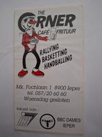 F: sticker café the Corner Ieper Autorally stripfiguur, Verzamelen, Ophalen of Verzenden, Zo goed als nieuw, Bedrijf of Vereniging