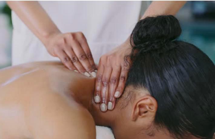 Massage relaxant pour femme par une femme, Handtassen en Accessoires, Uiterlijk | Lichaamsverzorging, Ophalen