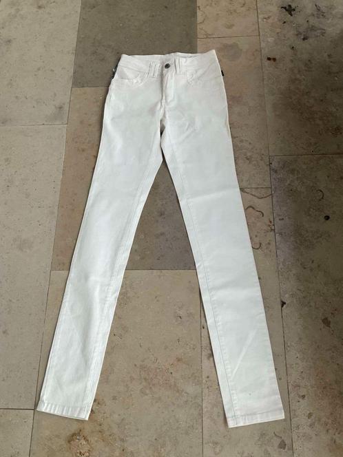 Nieuwe broeken aan  5 euro (kleine mate 25-26, Kleding | Dames, Broeken en Pantalons, Maat 34 (XS) of kleiner, Overige kleuren