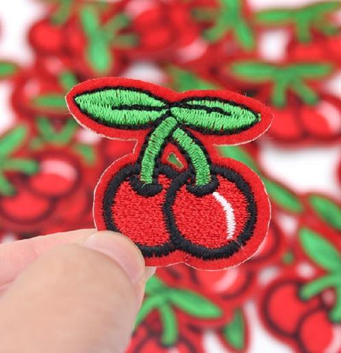 Kersen strijkplaatje patch kinderen - 35 x 32 mm, Hobby en Vrije tijd, Kledingapplicaties en Hotfix, Nieuw, Ophalen of Verzenden