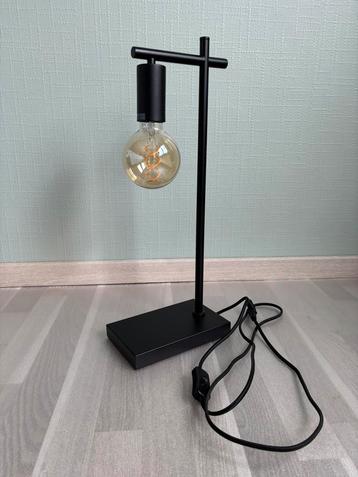 Metalen tafellamp beschikbaar voor biedingen