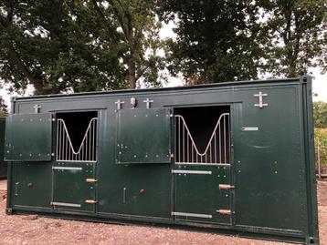 Stalcontainer op de wei beschikbaar voor biedingen