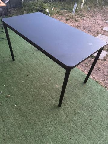 tafel,heel stevig en goede staat beschikbaar voor biedingen