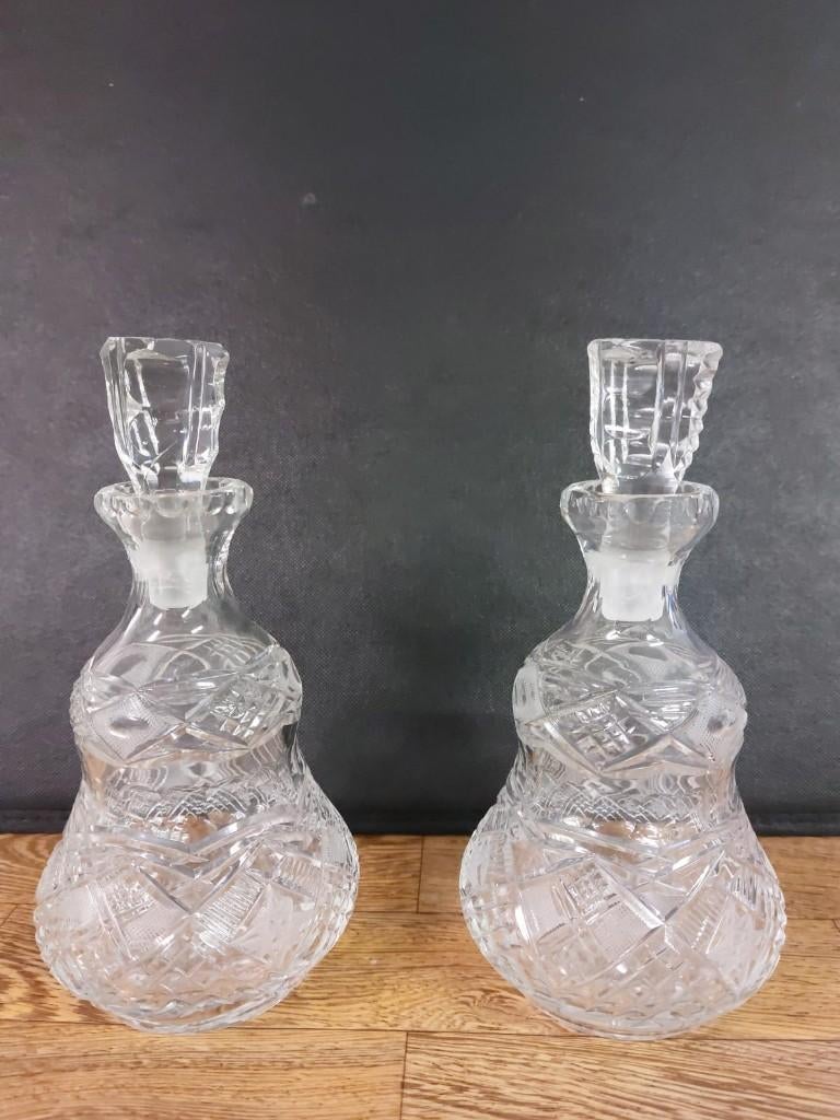 Twee kristallen karaffen, Enlèvement