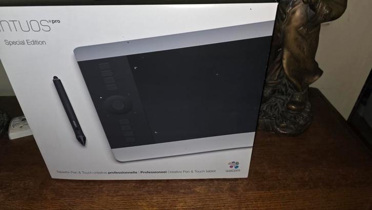 Tablette graphique WACOM Intuos Pro médium, Informatique & Logiciels, Tablettes graphiques, Comme neuf, Filaire, Multi-touch