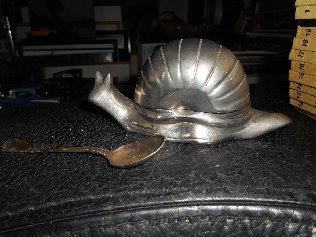 Salière en forme d'escargot avec cuillère en métal argenté, Antiquités & Art, Enlèvement ou Envoi, Argent