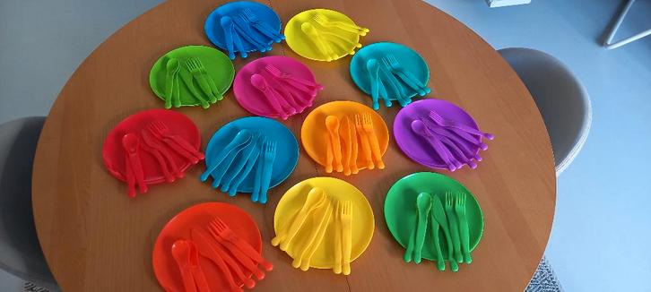 24 delig stevig plastiek borden kinderfeestje/kamperen/..., Huis en Inrichting, Keuken | Servies, Zo goed als nieuw, Bord(en)