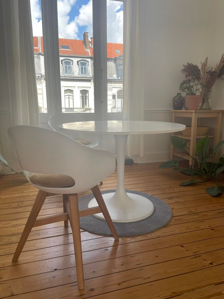 Table blanche et trois chaises, Quatre personnes, Rond, Enlèvement, Utilisé