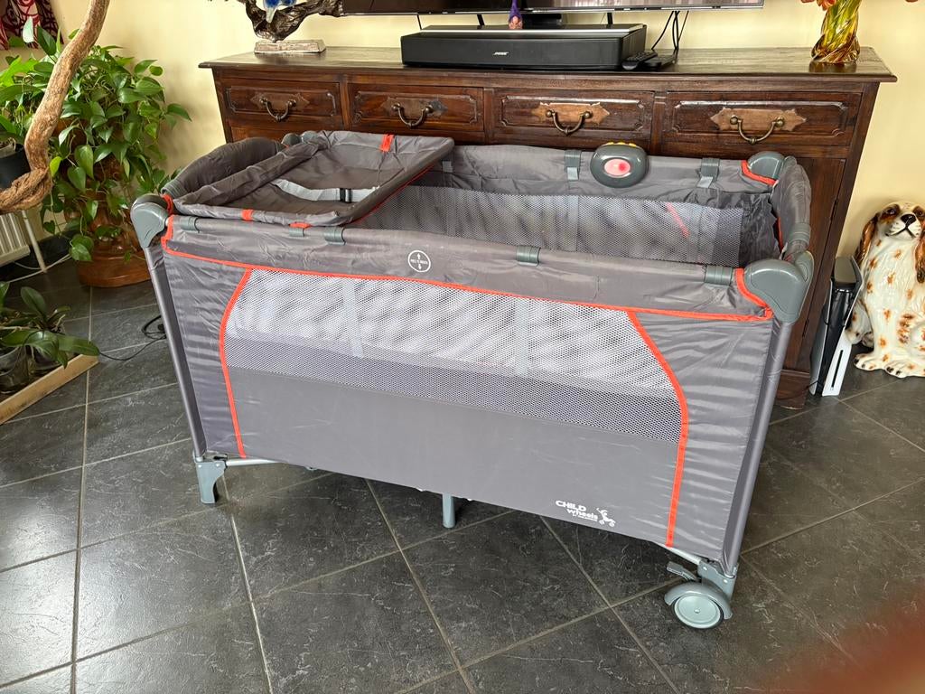 Lit de voyage à roulettes pour enfant, Enfants & Bébés, Chambre d'enfant | Lits, Enlèvement, Comme neuf