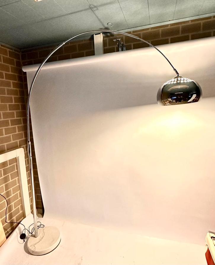 Retro chrome booglamp in jaren ‘70-stijl in perfecte staat, Huis en Inrichting, Lampen | Vloerlampen, Zo goed als nieuw, 200 cm of meer