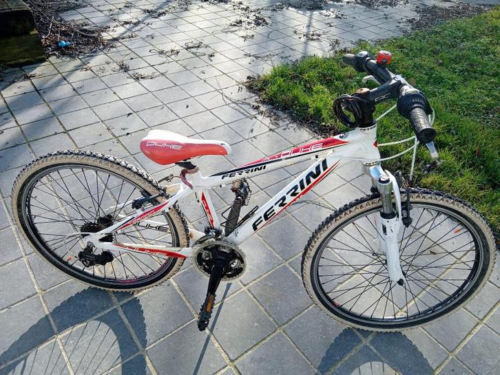 VTT FERRINI 24 Pouces Blanc/Rouge/Noir, Fietsen en Brommers, Fietsen | Kinderfietsjes, Gebruikt, 20 inch of meer, Ophalen