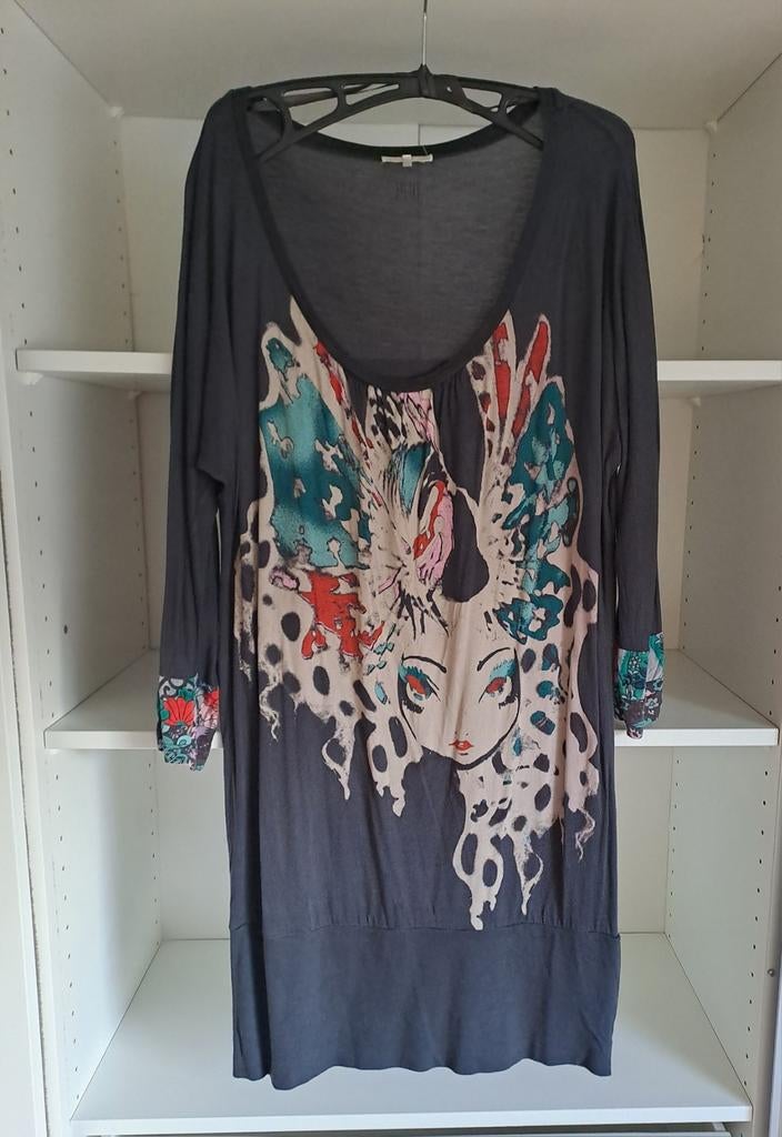 Mt L Donkergrijze T-shirt jurk met fantasiefiguur, Kleding | Dames, Jurken, Maat 42/44 (L), Ophalen of Verzenden, Grijs, Gedragen