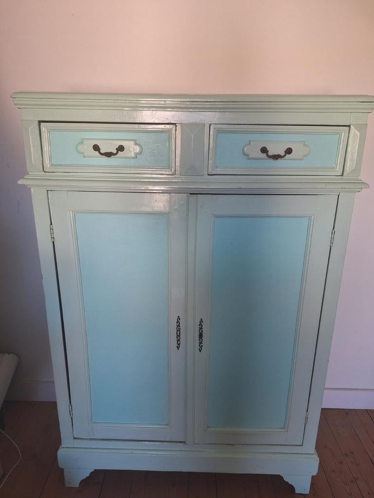 Kastje geverfd in appelblauwzeegroene tinten, Enlèvement