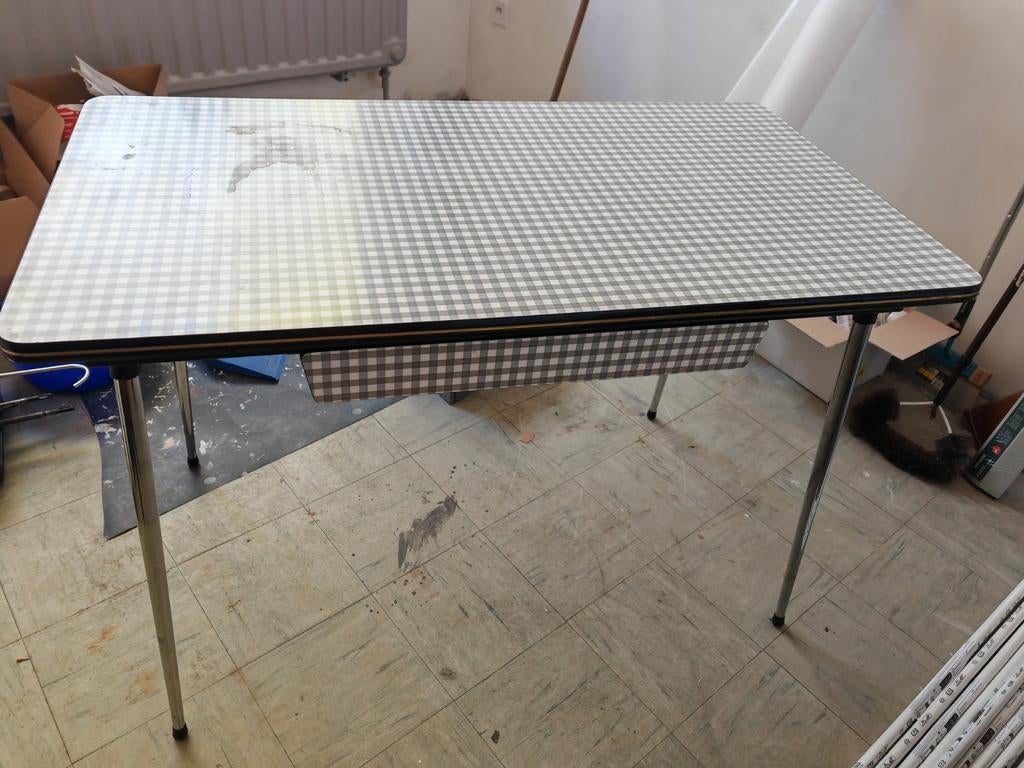 Table année 1970, Enlèvement