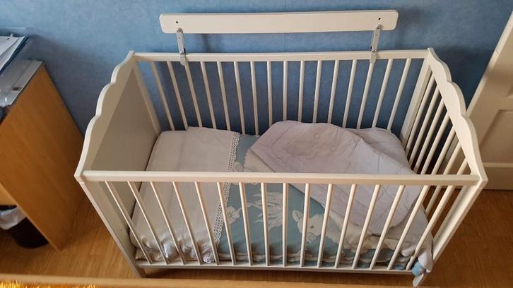 Baby bed wit met lakentjes, Kinderen en Baby's, Babywiegjes en Ledikanten, Gebruikt, Ledikant, Ophalen