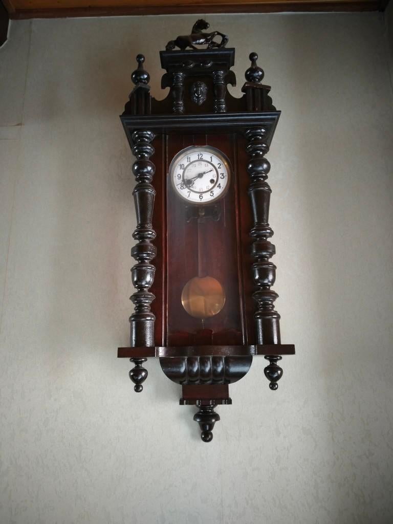 Antieke wandklok in klassieke stijl met slinger, Antiek en Kunst, Ophalen