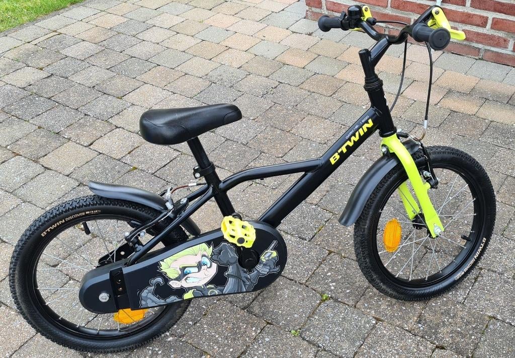 B'TWIN kinderfiets 16 inch 500 Dark Hero., Fietsen en Brommers, Fietsen | Kinderfietsjes, Zo goed als nieuw, 16 tot 20 inch, Zijwieltjes