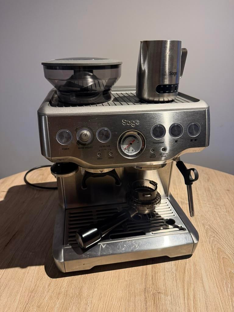 Sage Barista Express espressomachine + melkkan – goede staat, Electroménager, Cafetières, Utilisé, Café moulu, Café en grains