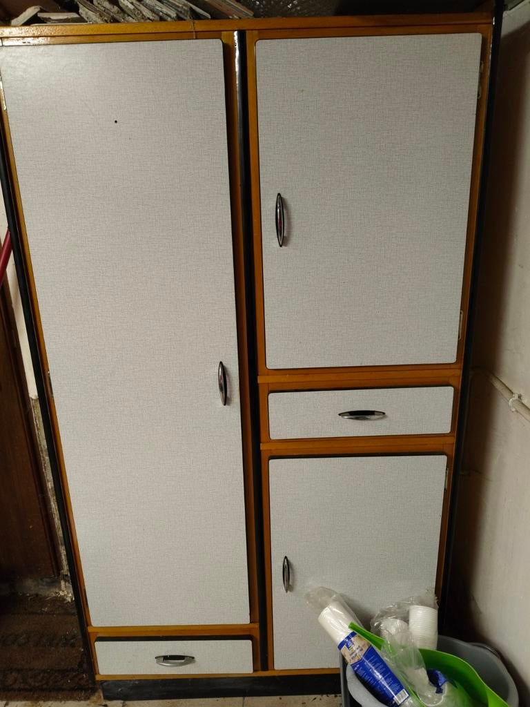 Gratis Kasten en verzorgingstafel, Huis en Inrichting, Kasten | Roldeurkasten en Archiefkasten, Ophalen