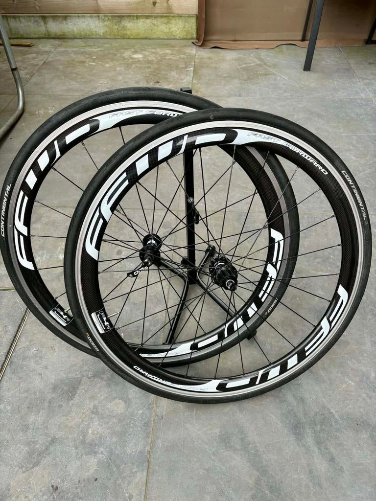 Fast forward wielen, Enlèvement, Carbone